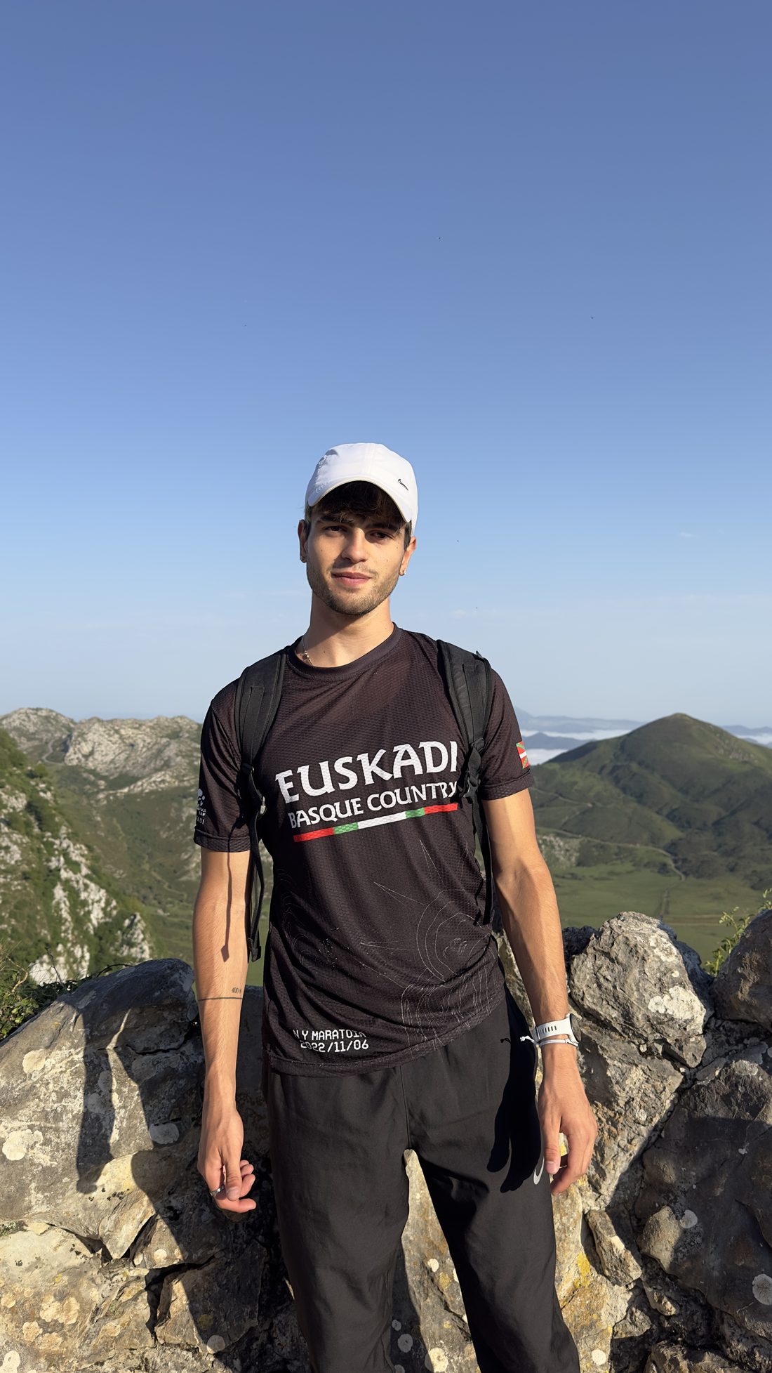 Markel Fernández Soto con la camiseta de Euskadi en la montaña, orgulloso de sus raíces vascas
