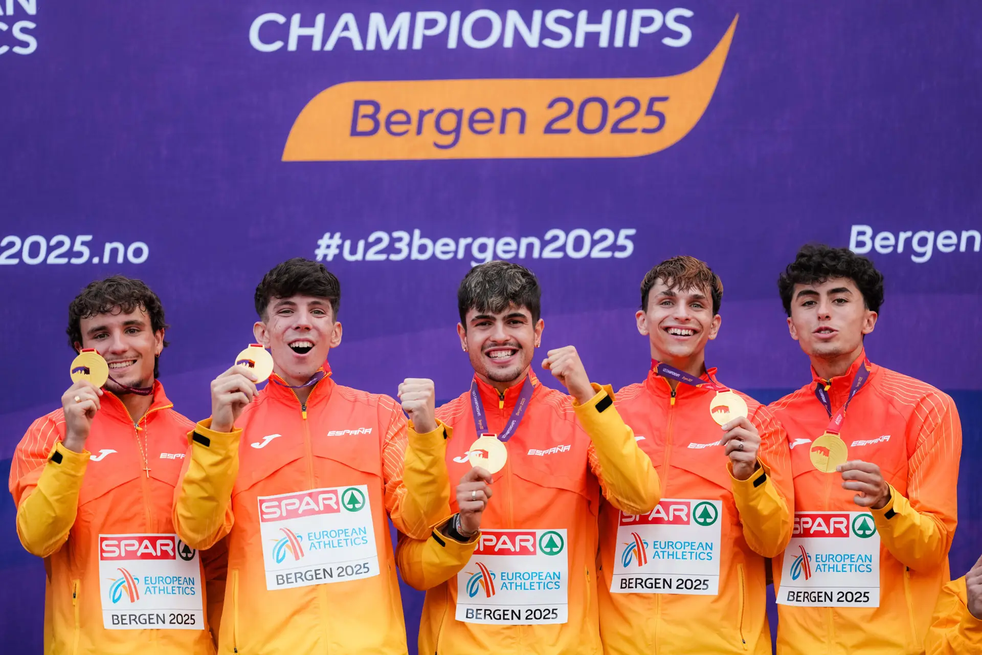 Markel Fernández y el equipo español mostrando sus medallas de oro tras proclamarse campeones en el relevo 4x400m del Campeonato de Europa Sub-23 de atletismo en Bergen 2025.