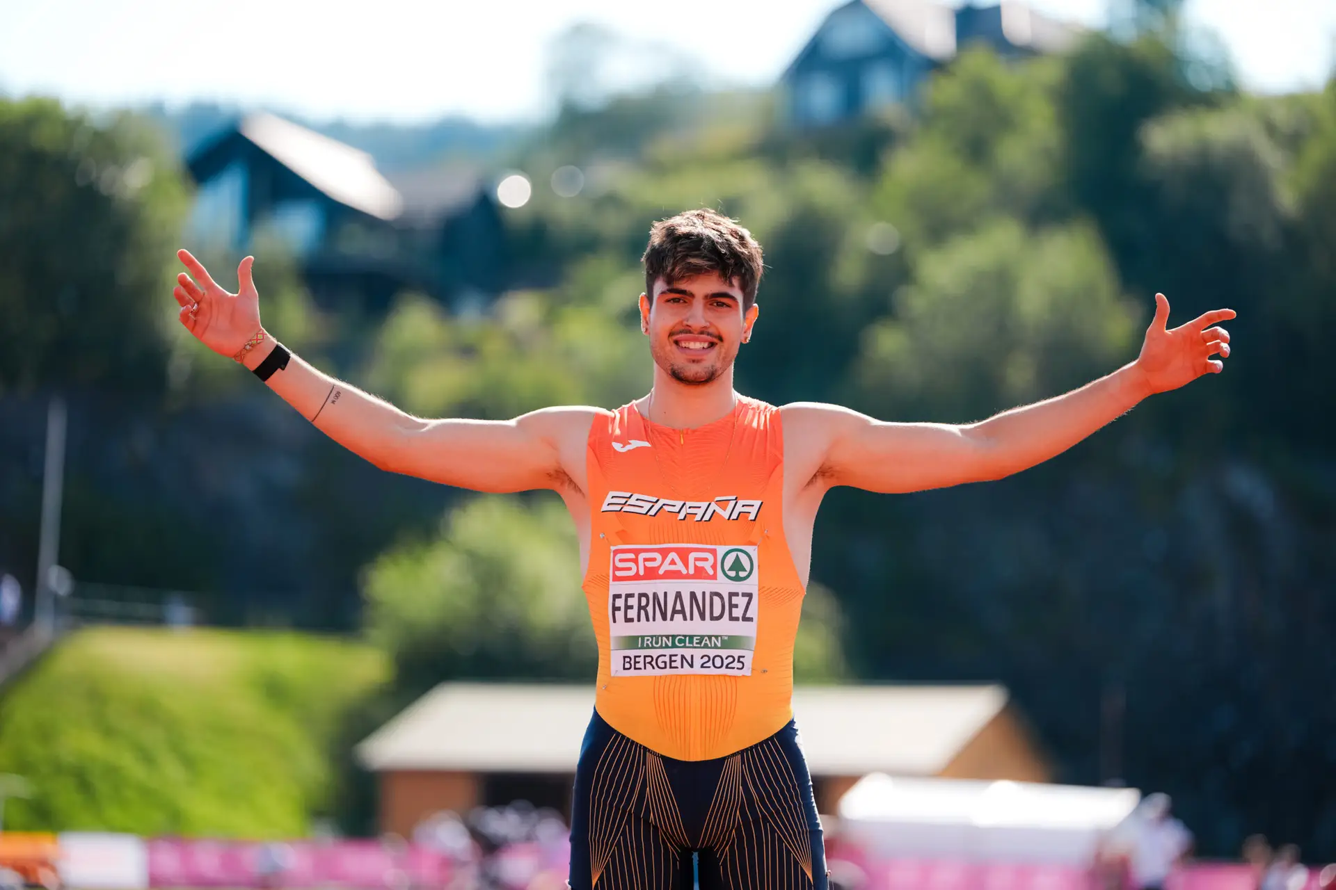 Markel Fernández sonriendo y celebrando con los brazos abiertos tras competir en la prueba de 400m lisos con la selección española en Bergen 2025.