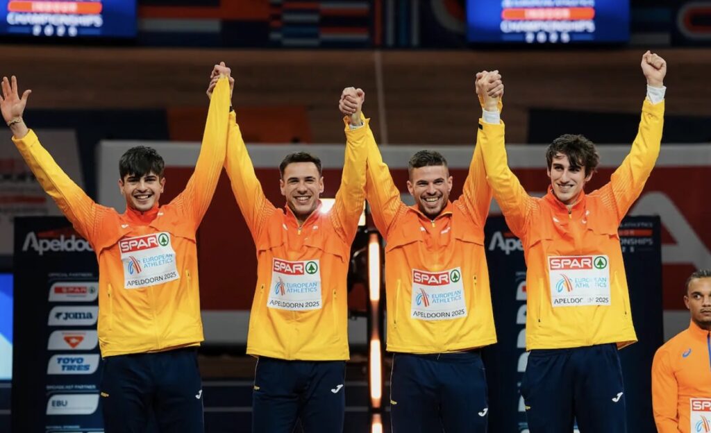 Markel Fernández y el equipo español de relevos celebrando la medalla de plata en el 4x400m del Campeonato Europeo de Atletismo en Pista Cubierta Apeldoorn 2025.