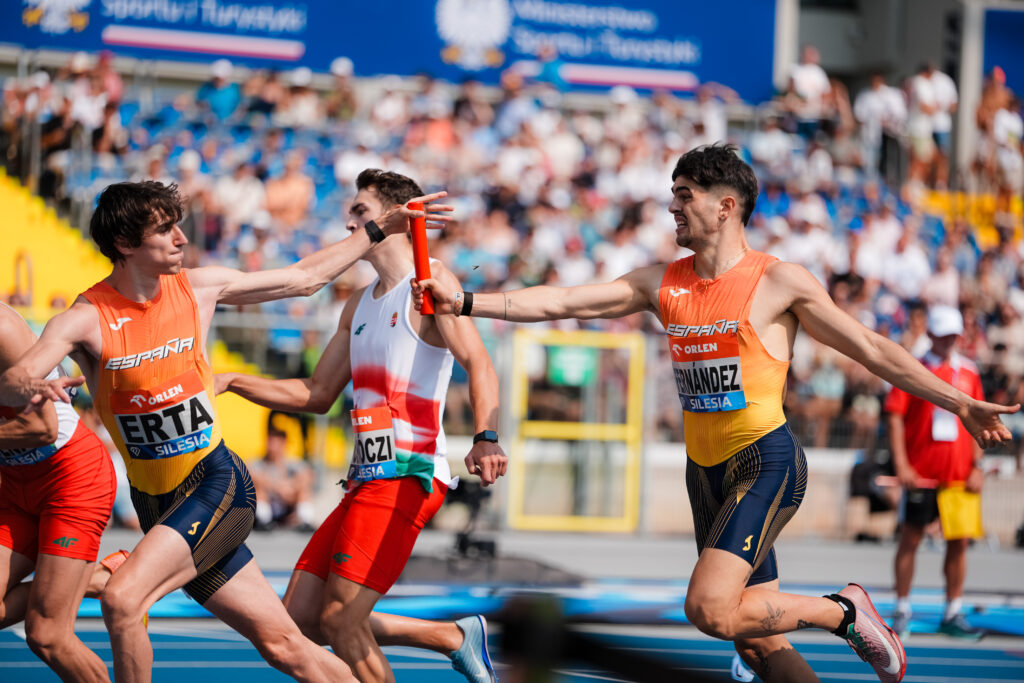 Markel Fernández recibiendo el testigo en plena carrera de relevos 4x400m masculino durante la Diamond League de Silesia 2025.
