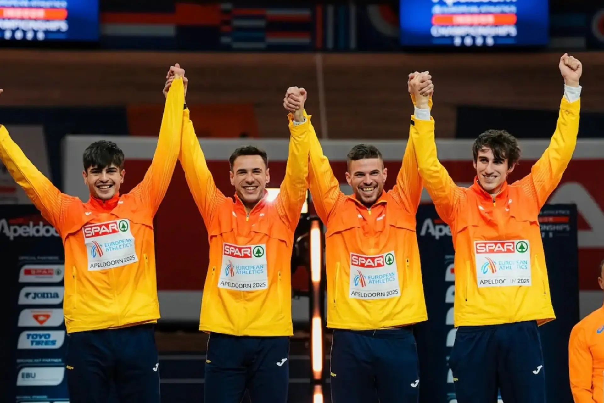 Markel Fernández y el equipo español de relevos celebrando la medalla de plata en el 4x400m del Campeonato Europeo de Atletismo en Pista Cubierta Apeldoorn 2025.