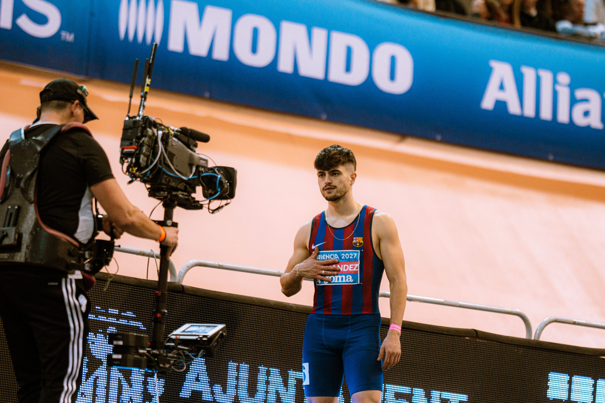 Markel Fernández concentrado antes de competir en los 400m del Campeonato de España Absoluto Indoor Valencia 2026.