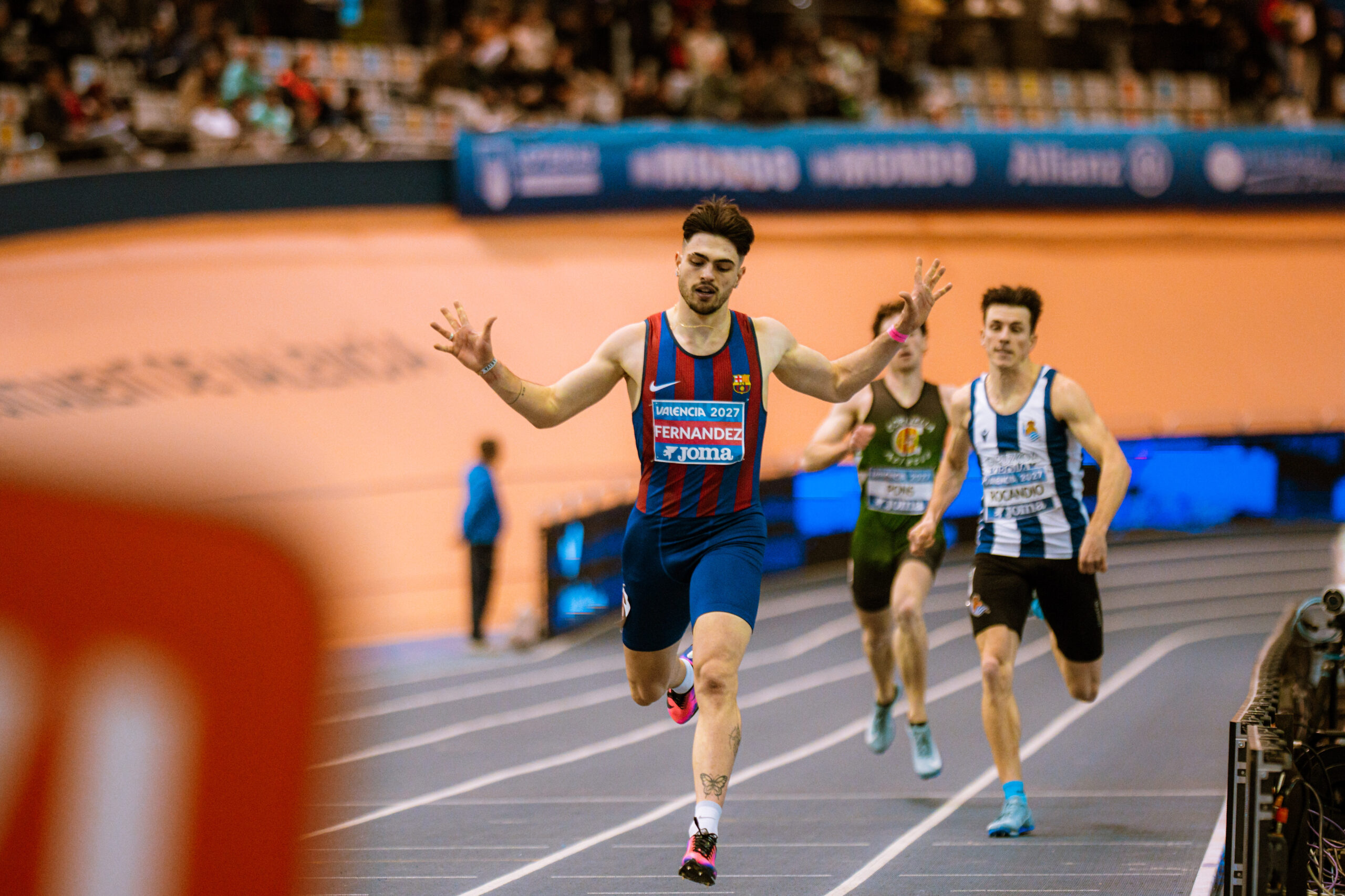 Markel Fernández cruzando la meta en primera posición y ganando la semifinal de los 400m en el Campeonato de España de Atletismo en Pista Cubierta Valencia 2026.