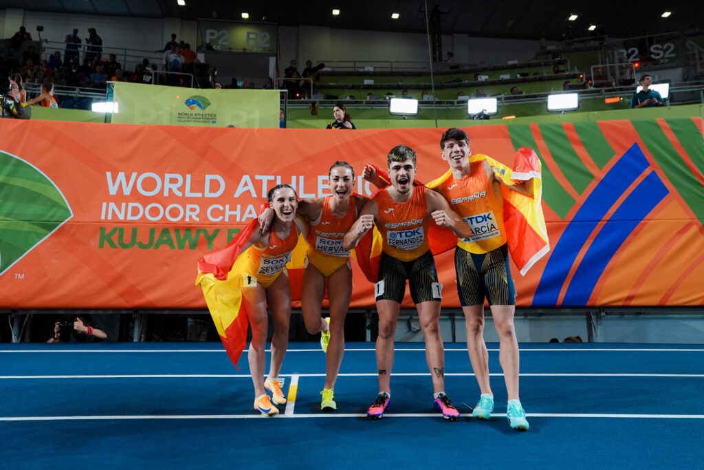 Markel Fernández celebrando la medalla de plata en el relevo 4x400m mixto del Campeonato del Mundo de Atletismo en Pista Cubierta Toruń 2026 junto a sus compañeros de equipo.